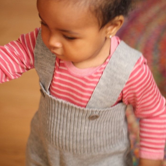 Charger l&amp;#39;image dans la galerie, Pantalon Disana pour bébé/tout-petit avec bretelles, laine tricotée
